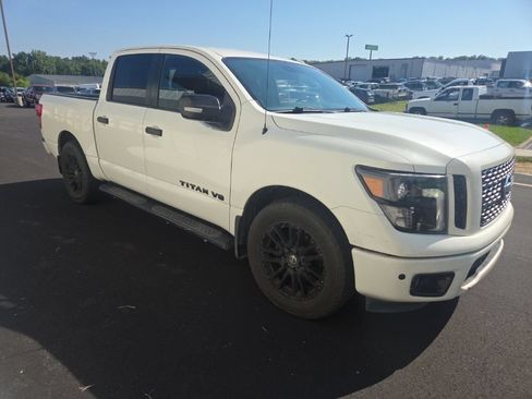 Used 2018 Nissan Titan SV w/ SV Convenience Package RWD image 15