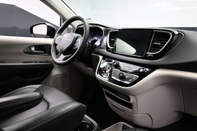 Used 2024 Chrysler Pacifica Touring-L FWD image 12