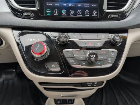 Used 2019 Chrysler Pacifica Touring-L w/ Premium Audio Group FWD image 22