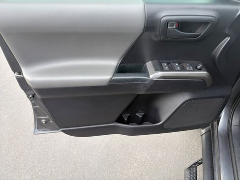 Used 2020 Toyota Tacoma SR5 RWD image 9