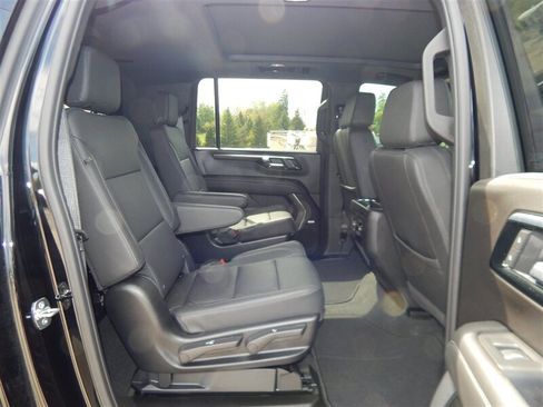 Used 2026 Chevrolet Suburban Z71 w/ Comfort Package AWD/4WD image 15