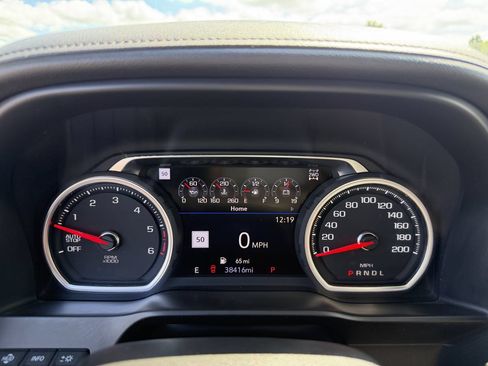 Used 2019 Chevrolet Silverado 1500 High Country w/ Technology Package AWD/4WD image 16