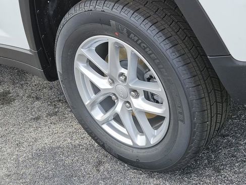 New 2025 Jeep Grand Cherokee Laredo image 9