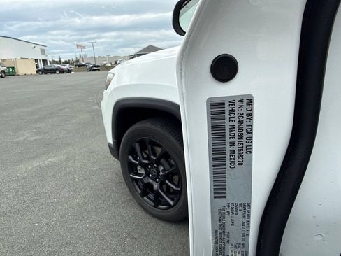 Used 2025 Jeep Compass Latitude w/ Convenience Group AWD/4WD image 38