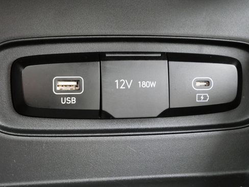 Certified 2025 Hyundai Venue SEL image 28