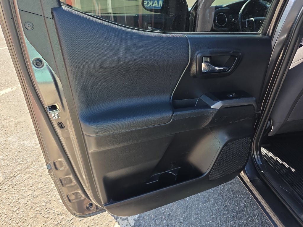 Used 2019 Toyota Tacoma TRD Off-Road w/ Technology Package AWD/4WD image 29