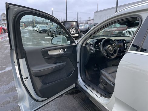 Used 2025 Volvo XC40 B5 Plus image 34