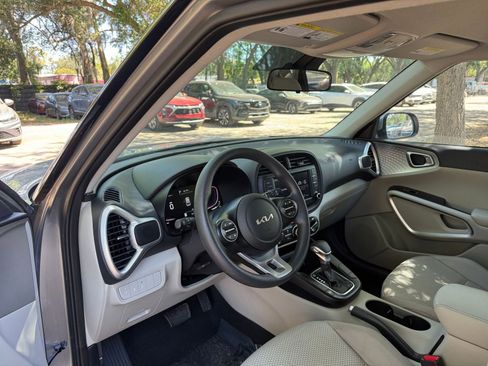 Used 2025 Kia Soul LX w/ LX Technology Package FWD image 31