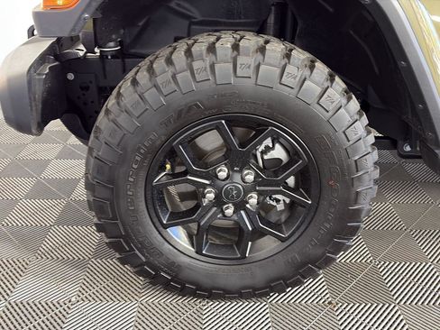 Used 2025 Jeep Gladiator High Tide image 14