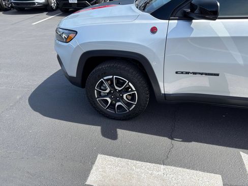 Used 2025 Jeep Compass Trailhawk AWD/4WD image 30