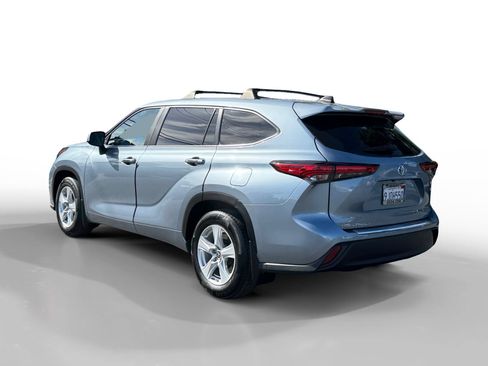 Used 2023 Toyota Highlander LE FWD image 3