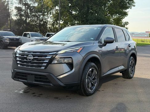 Used 2024 Nissan Rogue SV FWD image 2