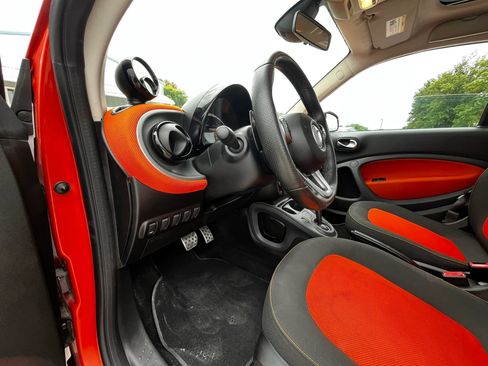Used 2016 smart fortwo passion RWD image 12