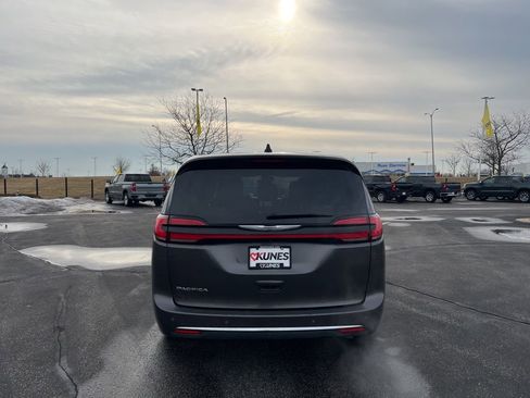 Used 2023 Chrysler Pacifica Touring-L image 4