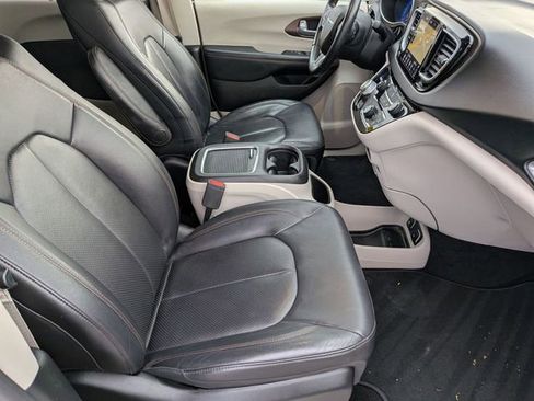 Certified 2018 Chrysler Pacifica Touring-L Plus image 30