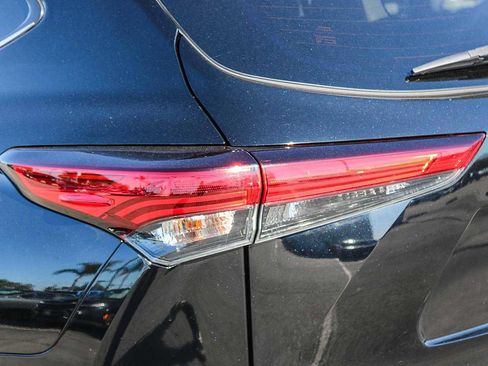 Used 2023 Toyota Highlander L FWD image 9