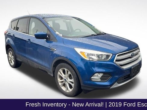 Used 2019 Ford Escape SE image 1