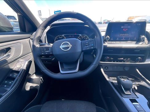Used 2025 Nissan Rogue SV AWD/4WD image 5