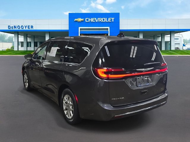 Used 2023 Chrysler Pacifica Touring-L FWD image 9