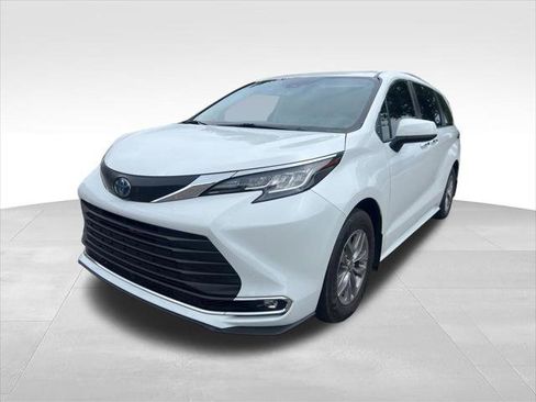 Certified 2022 Toyota Sienna XLE w/ XLE Plus Package FWD image 1