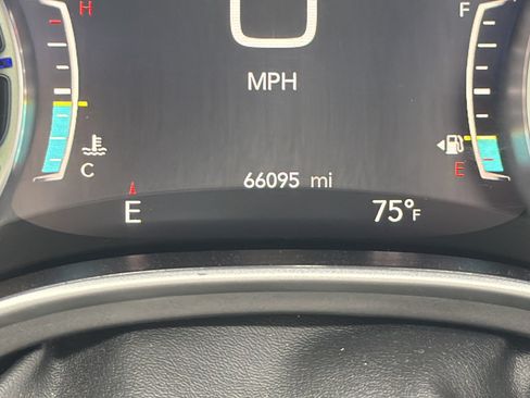 Used 2024 Chrysler Pacifica Touring-L FWD image 29