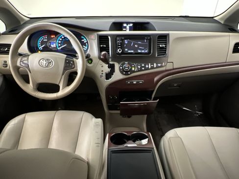 Used 2014 Toyota Sienna XLE w/ Entertainment Package FWD image 22