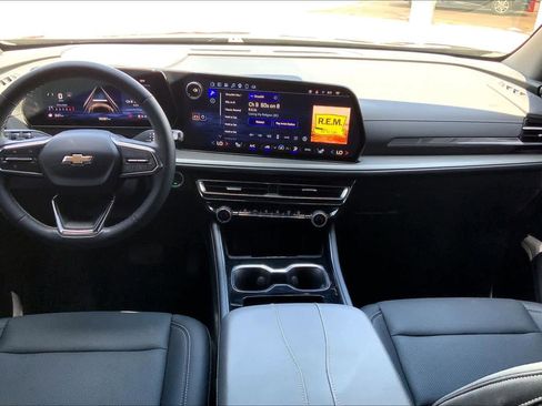 Used 2025 Chevrolet Traverse LT w/ Driver Confidence Package FWD image 16