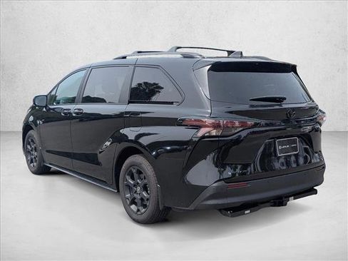 Used 2026 Toyota Sienna XLE Woodland Edition image 8