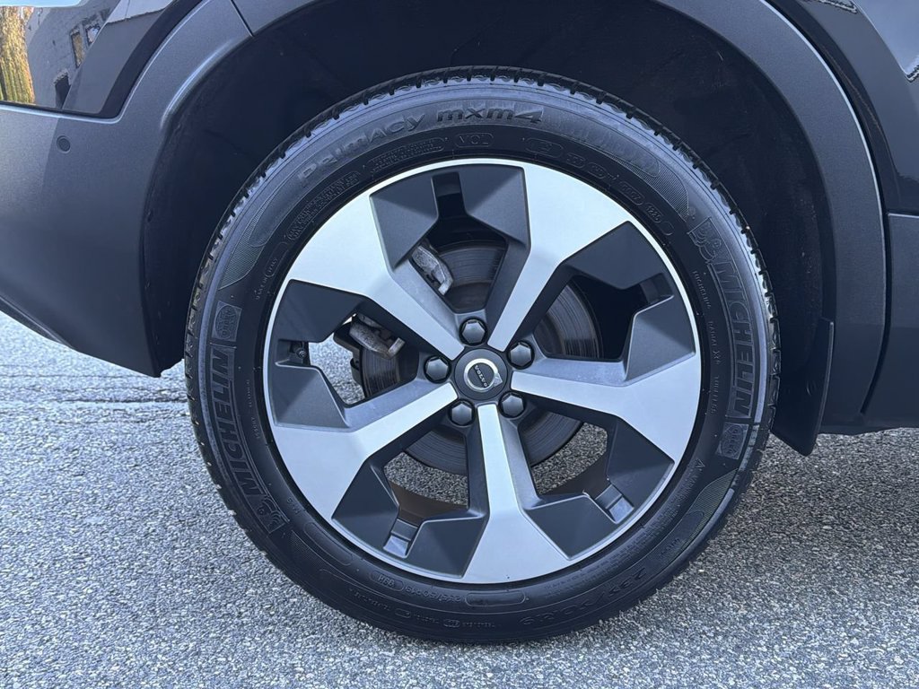 Certified 2025 Volvo XC40 B5 Plus AWD/4WD image 12