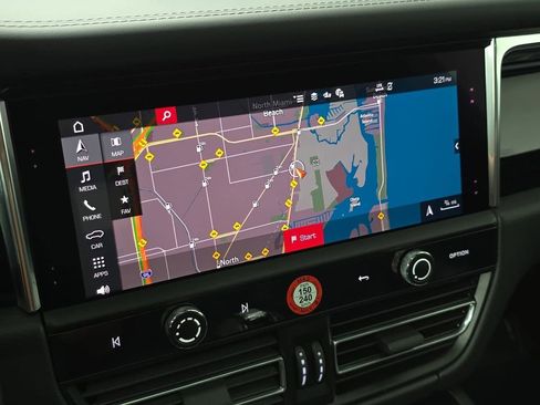 Certified 2025 Porsche Macan AWD/4WD image 17