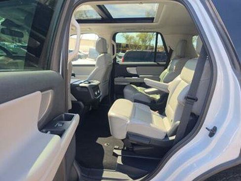 Used 2025 Ford Expedition Active AWD/4WD image 8