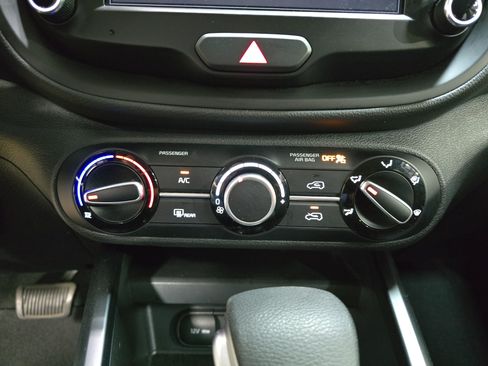 Used 2023 Kia Soul LX w/ LX Technology Package FWD image 21