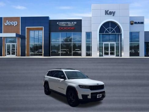 Used 2023 Jeep Grand Cherokee L Laredo AWD/4WD image 17