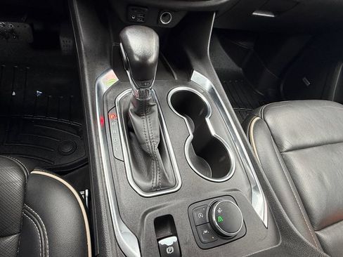 Used 2022 Chevrolet Traverse Premier FWD image 28