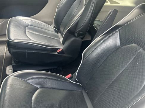 Used 2023 Chrysler Pacifica Limited FWD image 5