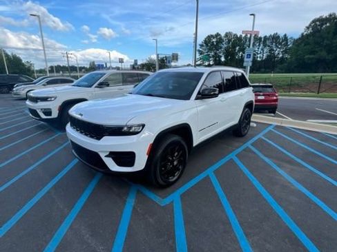 Used 2024 Jeep Grand Cherokee Altitude RWD image 3