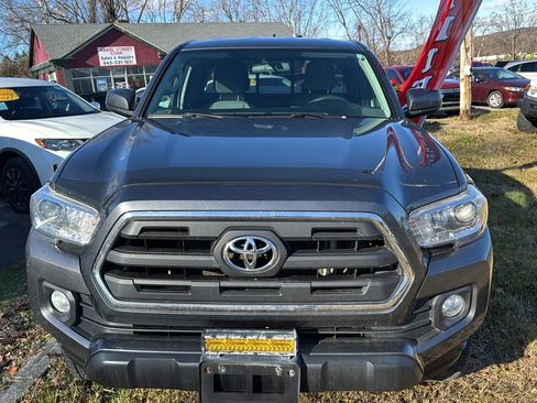 Used 2017 Toyota Tacoma 4x4 Access Cab image 3