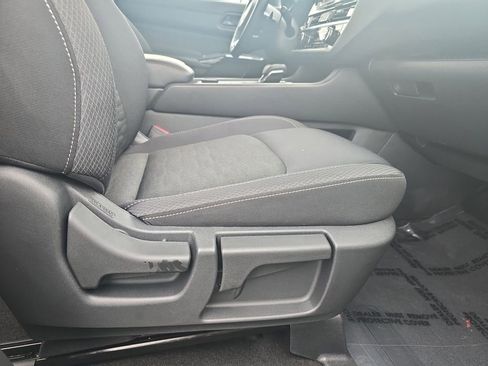 Used 2025 Nissan Pathfinder SV image 11