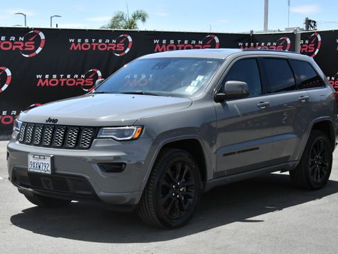 Used 2022 Jeep Grand Cherokee Laredo X AWD/4WD image 3