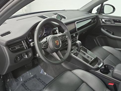 Certified 2025 Porsche Macan AWD/4WD image 4