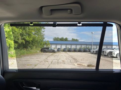 Used 2022 Toyota Highlander XLE AWD/4WD image 32