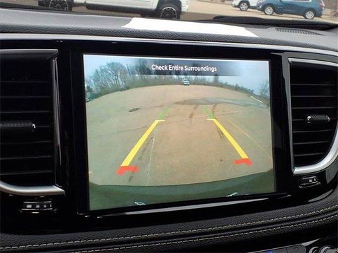 Used 2025 Chrysler Pacifica Limited image 13