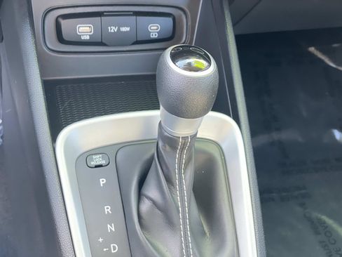 Certified 2025 Hyundai Venue SE image 16