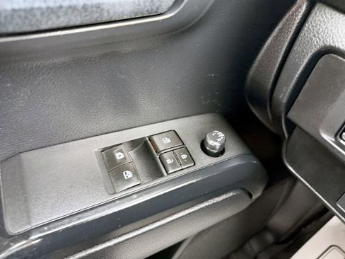 Used 2018 Toyota Tacoma SR image 18