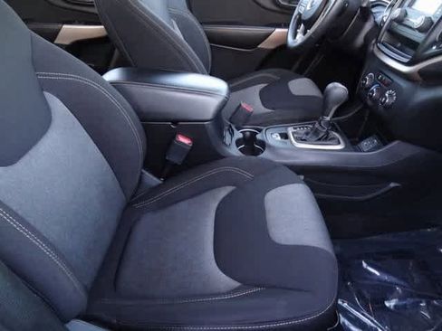 Used 2017 Jeep Cherokee Sport image 20