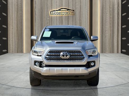 Used 2017 Toyota Tacoma TRD Sport w/ Tow Package (A/T) image 2