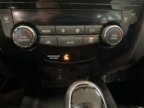Used 2017 Nissan Rogue SV image 29