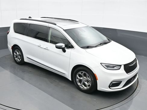 Used 2023 Chrysler Pacifica Limited image 24