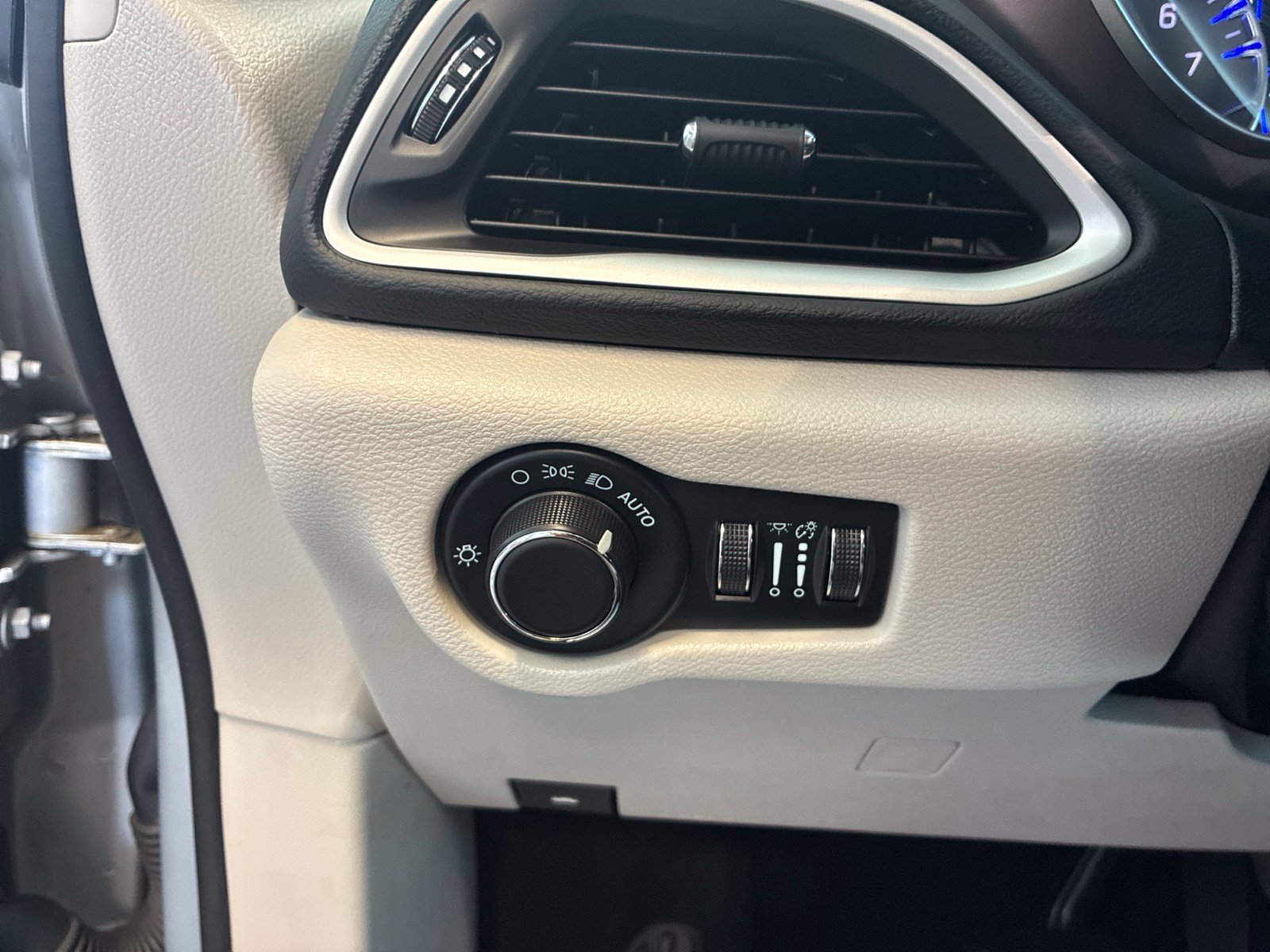 Used 2023 Chrysler Voyager LX FWD image 18
