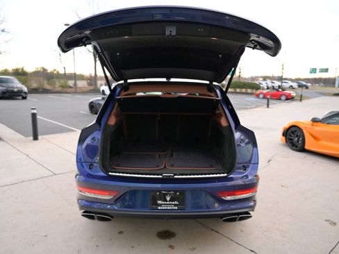 Used 2023 Bentley Bentayga image 45